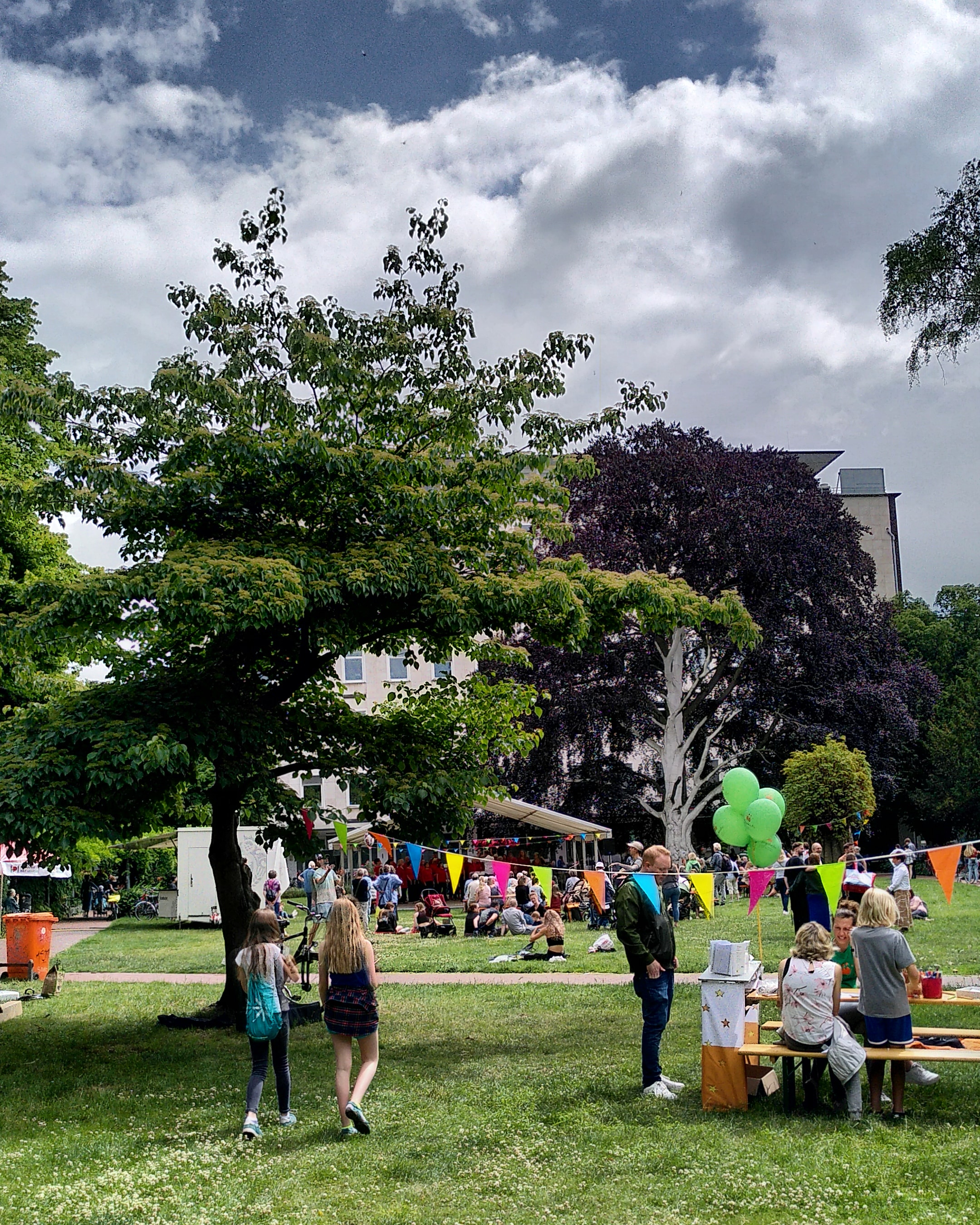 Wiese in Linnenbrinks Garten mit Wimpeln und feiernden Menschen